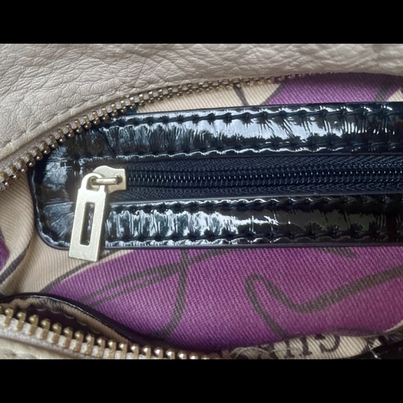 🛍Host Pick!🛍 Guess Handbag in Taupe, White, and Black - Picture 8 of 11